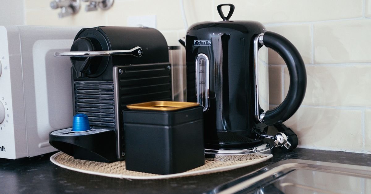Countertop kitchen appliances including an air fryer